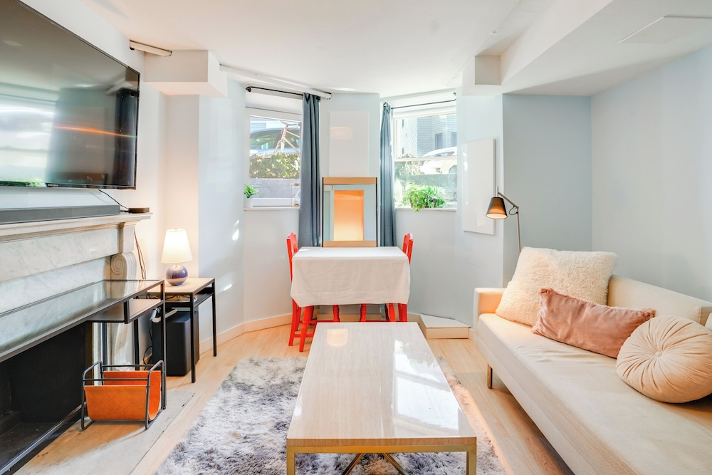 2 Mi to Dtwn: Boston Townhome Near Beaches!