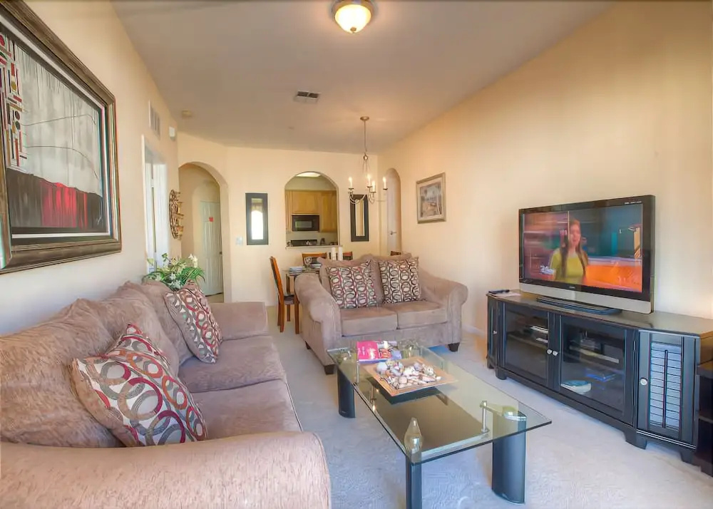 Gorgeous Top-Floor Condo w Private Balcony