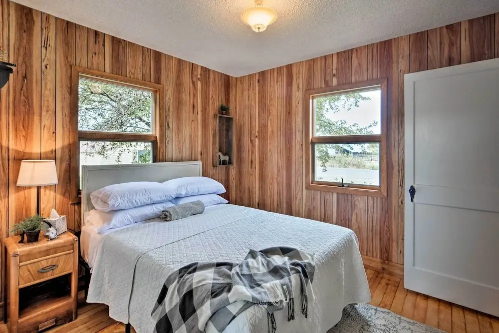 Farmhouse in Country Setting Near Gravity Hill