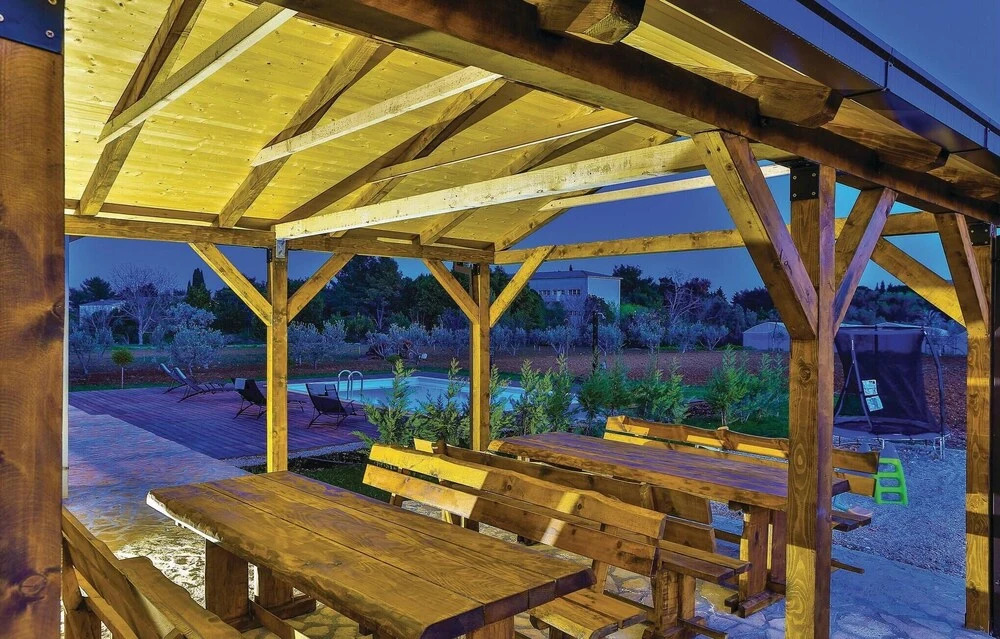 Amazing Home in Divulje With Wifi and 8 Bedrooms