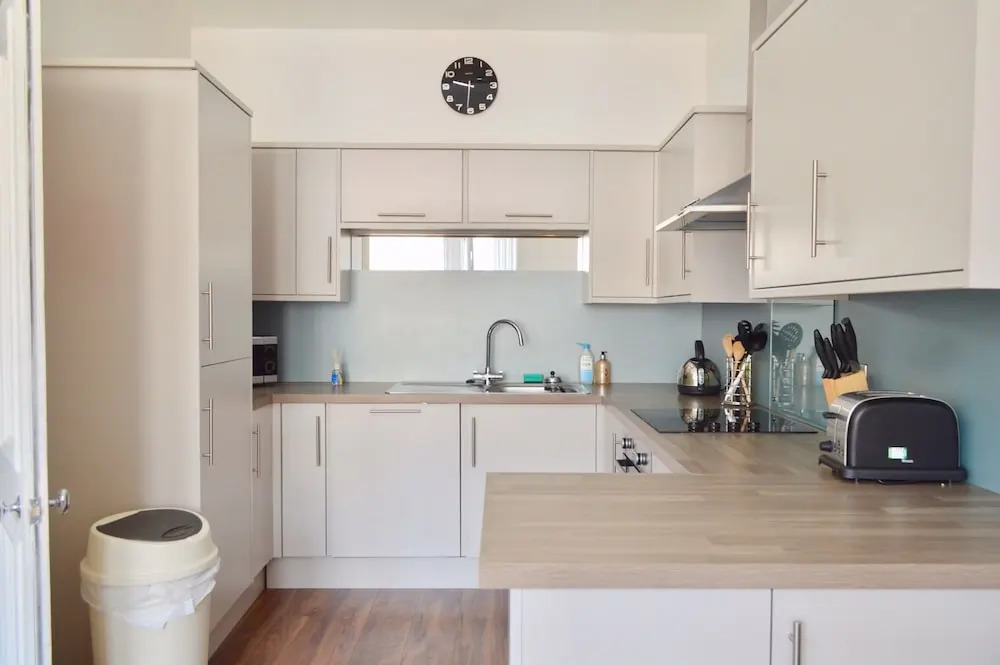 Spacious 3 Bedroom West End Flat