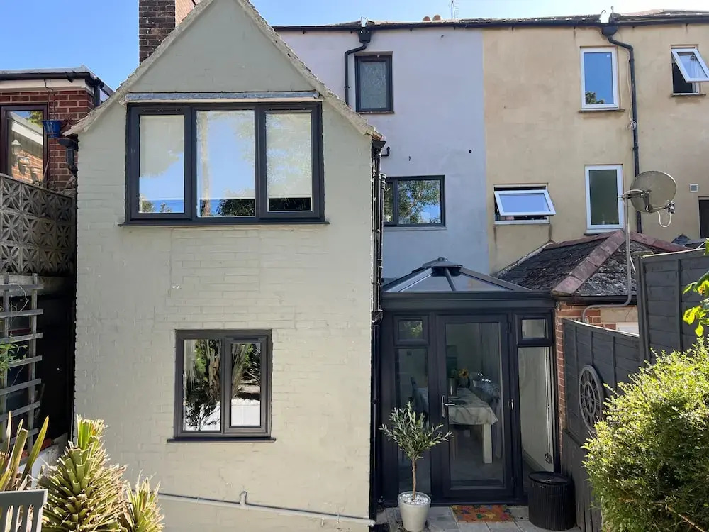 Housesleeps7-parking-garden-fireplace-beachnearby