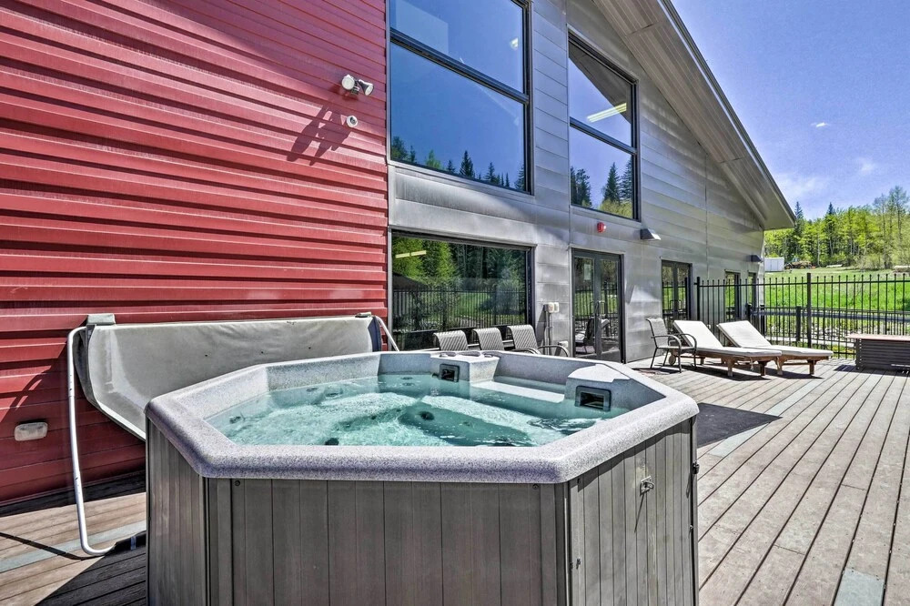 Pool & 3 Hot Tubs: Winter Park Condo on Bus Line