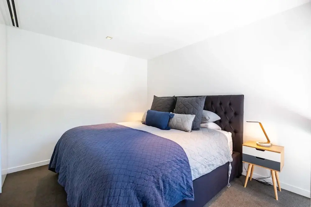 Rosa, 2BDR Richmond Apartment