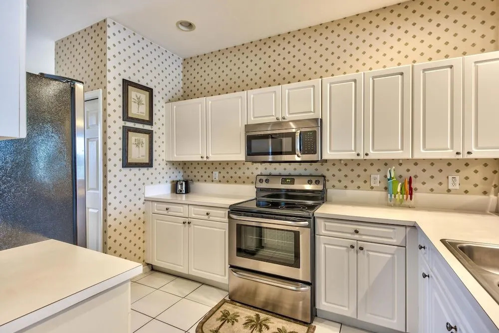 Solterra Vacation Rental: Luxury 3-BR Condo with Lake & Golf Views. Access to Luxury Pool, Hot Tub, and Golf Courses at Lely Resort. Close to Naples Beaches, 5th Avenue S, and Marco Island