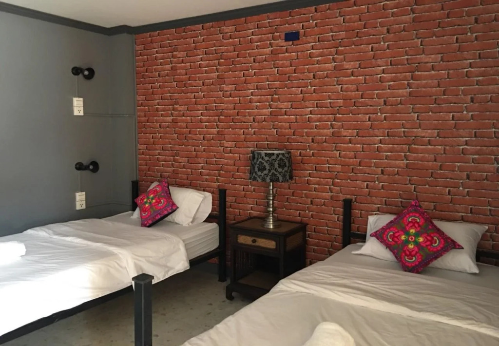 Baan Lansa Bed & Bar - Hostel