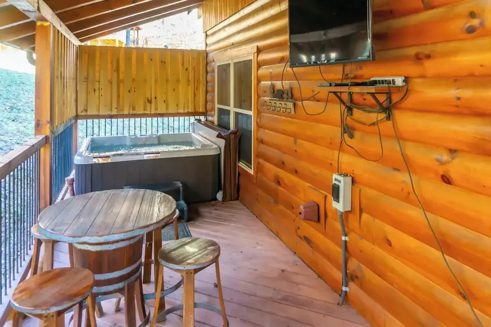 1 Mi to Parkway! Hot Tub Hideaway in Pigeon Forge