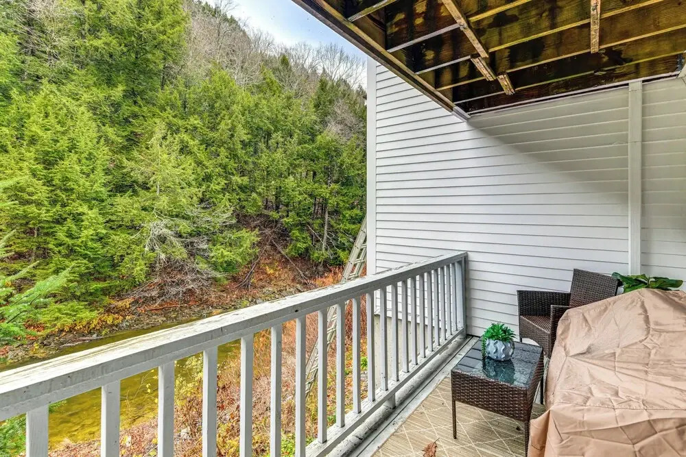 7 Mi to Stowe Mtn! Riverfront Retreat on Main St