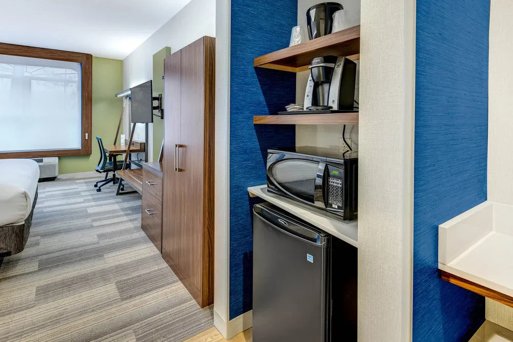 Holiday Inn Express & Suites Woodbridge