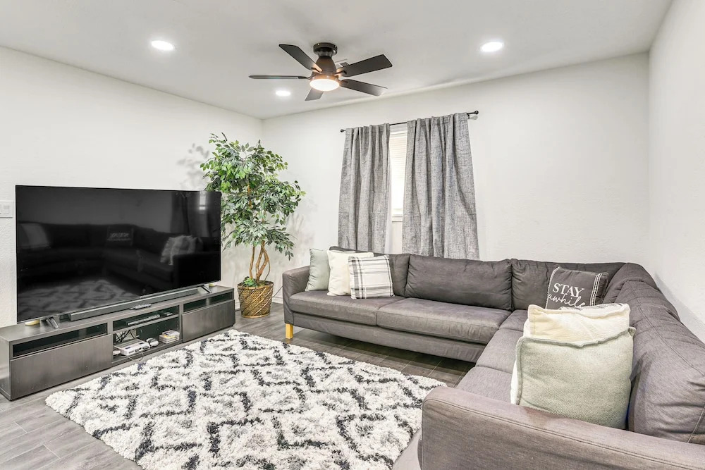 3 Mi to Pleasure Pier: Family Retreat Near Beaches