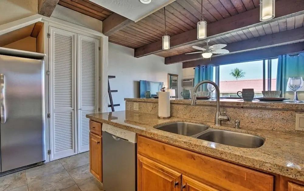OCEAN VIEW 2 BEDROOM DOWNTOWN CONDO 2 Condo by RedAwning