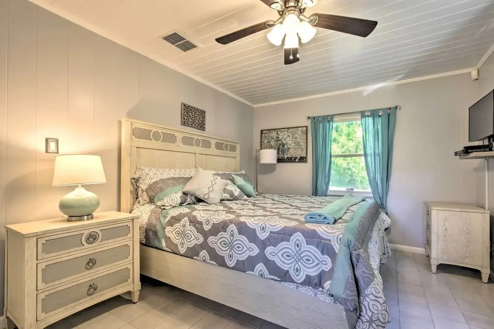 Rainbow River Oasis w/ Kayaks + Furnished Sunroom!