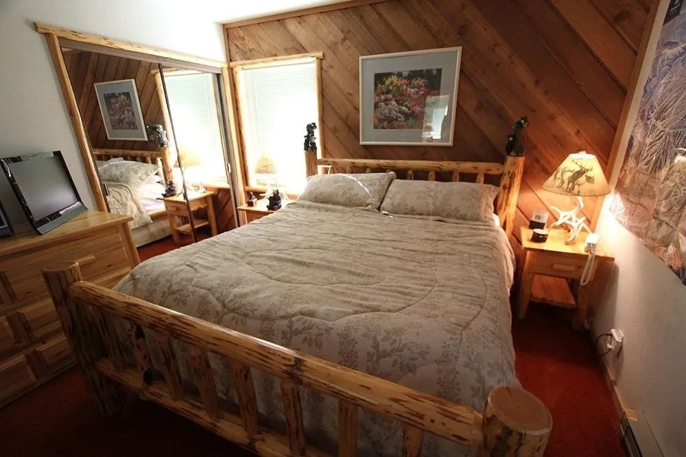Snowcreek II #253 1 Bedroom Condo by RedAwning