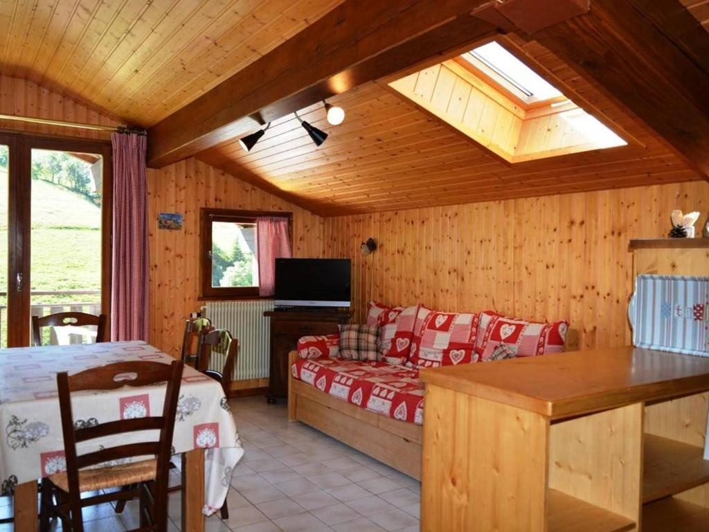 Appartement ensoleillé 2 étoiles, 6 couchages, proche pistes, balcon sud, navette ski - FR-1-241-94