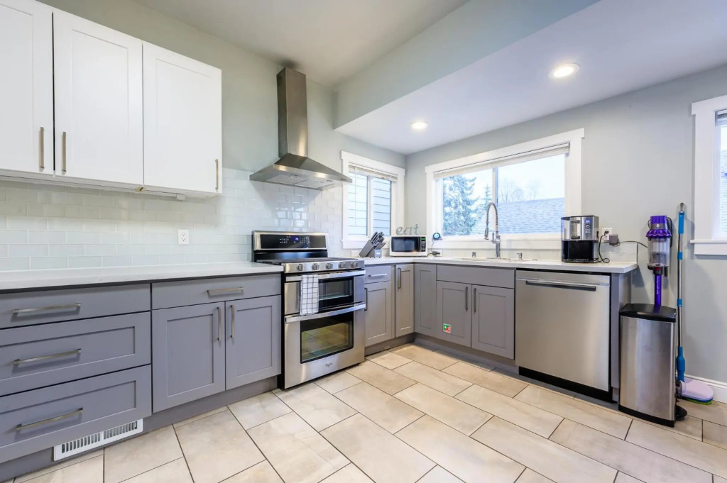 U-District elegant home with 4 FREE parking space, Good for family, EV or RV traveller
