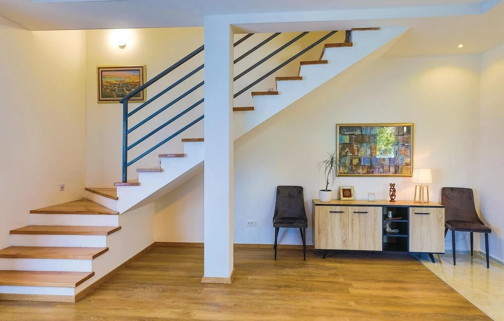 Nice Home in Kastel Luksic With 5 Bedrooms, Wifi and Outdoor Swimming Pool