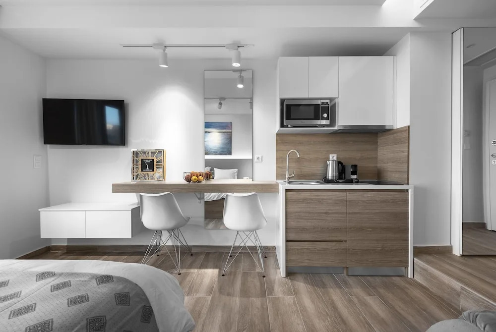 Avenue, Nilie Hospitality MGMT