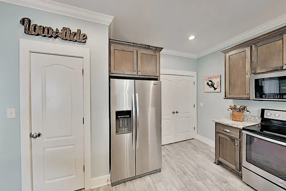 Stylish Beach W/ 2 Pools & Screened Deck 3 Bedroom Cottage