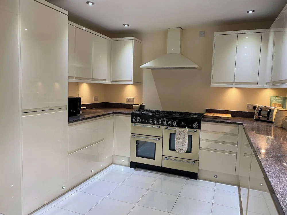 4 BR & 2 Bathroom House Parking Garden St Neots Town Centre