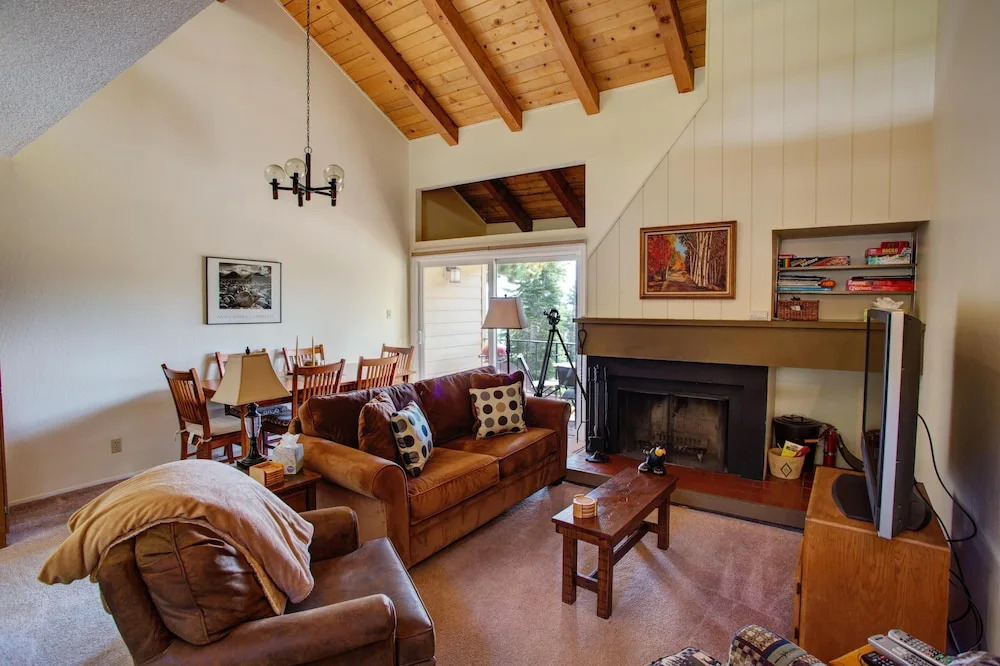 Stellers Jay Lake View  2 Bedroom Condo by RedAwning