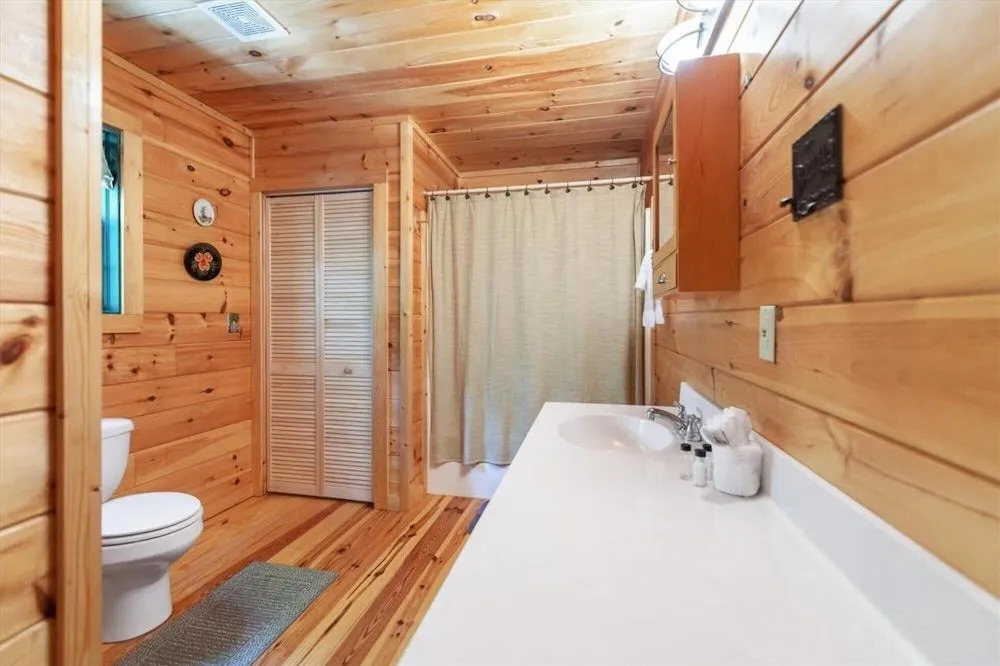 Elliotts Hideaway Adorable Cabin Fire pit hot tub Deck pet Friendly Wifi