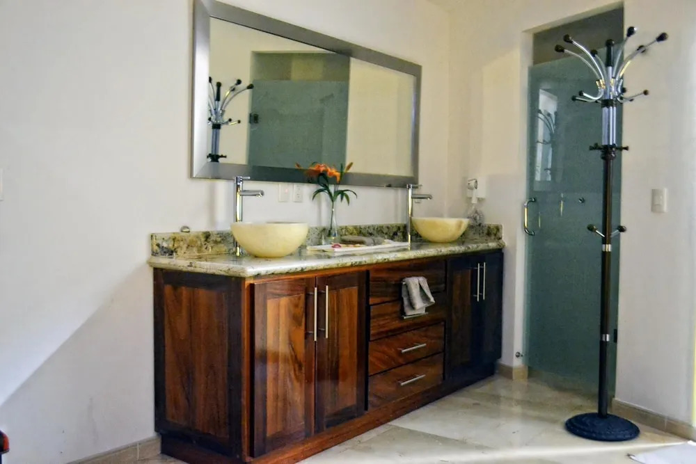 Spectacular Penthouse Oceanview 1bdr | Outdoor Pool, Prme Location 1 Bedroom Apts