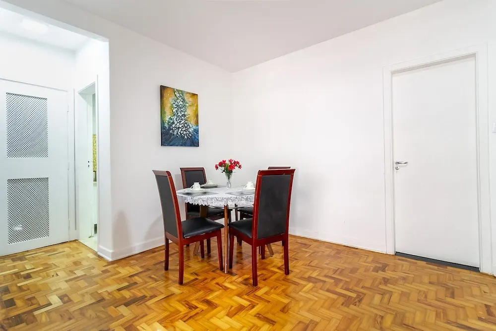 Amplo apartamento no centro, 2 quadras do metrô