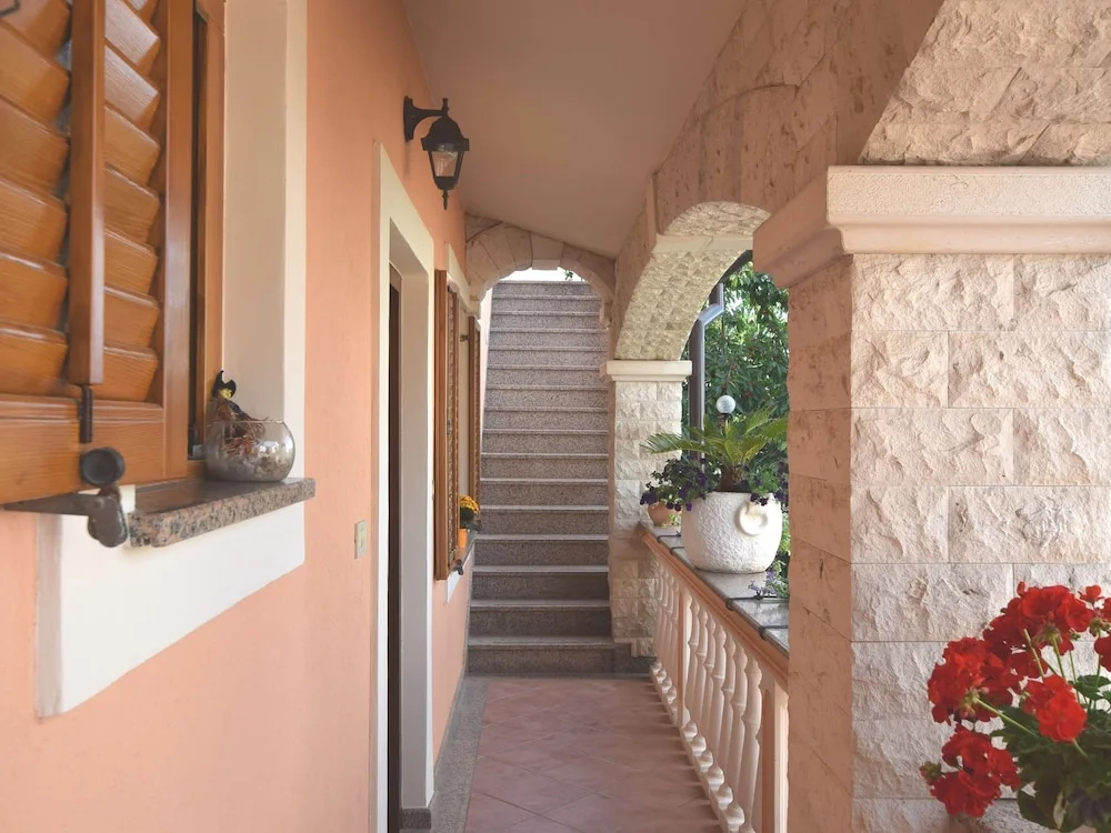 Apartment Only 100m From the Beach With a Barbecue Area and Fenced Garden, Wifi
