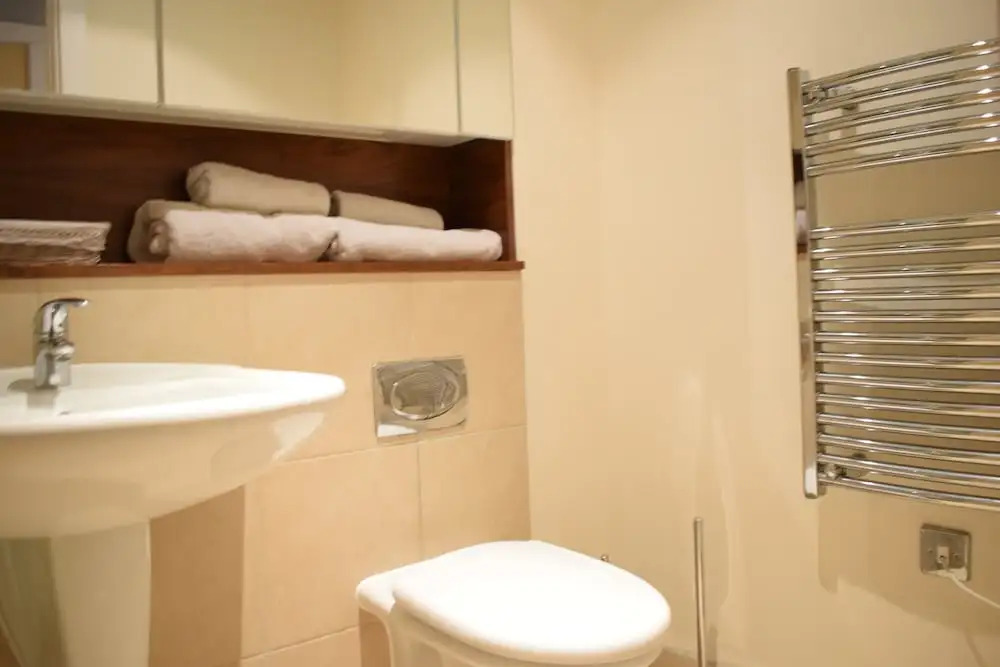 Modern 2 Bedroom Apartment Near Chelsea Harbour With Balcony