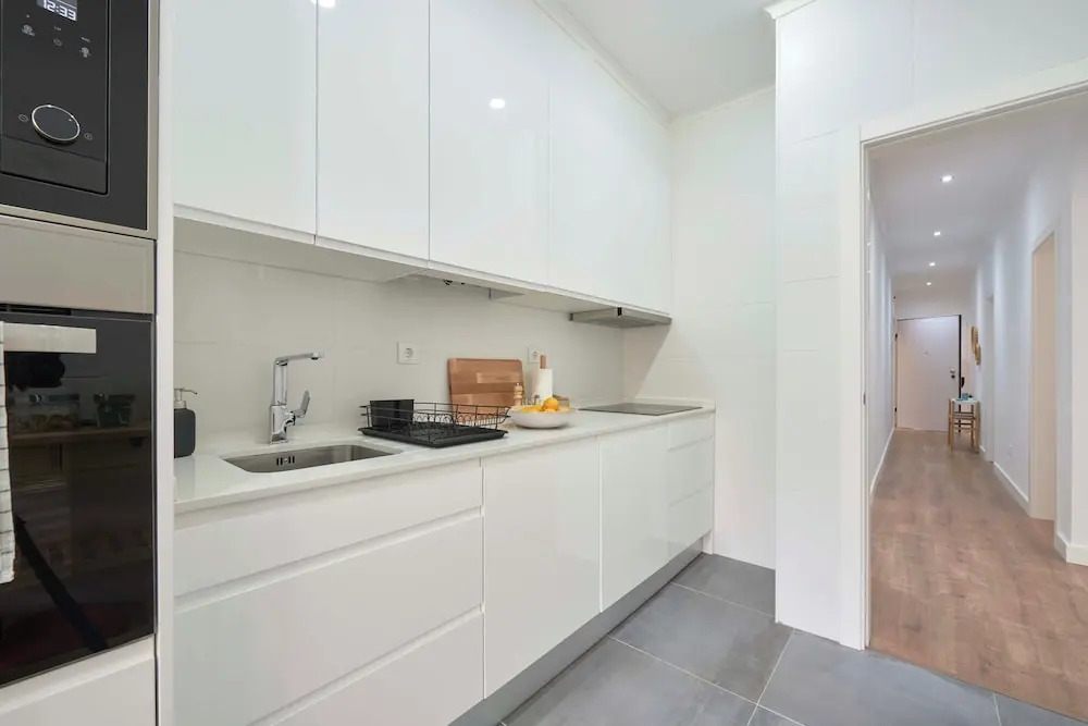 Spacious & Light Filled 4Br Apartment By Timecoler