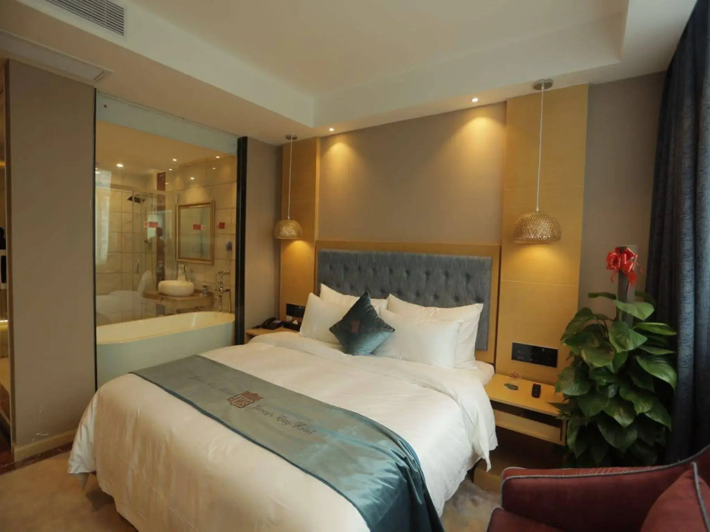 Ease Hotel (Shenzhen Huaqiangbei Yannan Metro Station)