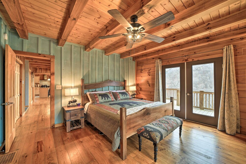 Decks & Mountain Views: Waynesville Getaway!