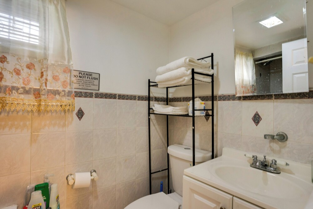 1 Mi to UBS Arena! Pet-friendly Elmont Apartment