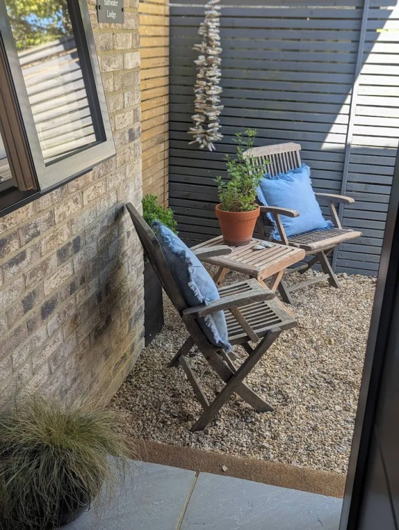Stylish New Apartment in Central Seaview - 5 Star Comfort!