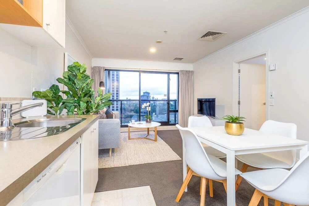 Lovely City Apartment with Pool & Gym