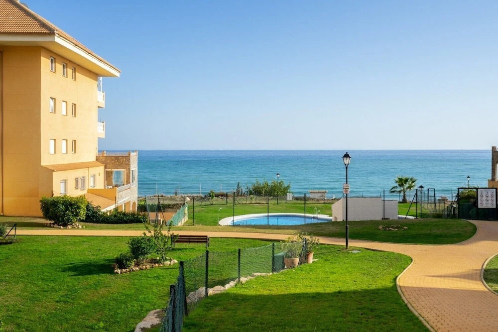 Stunning flat with open pool