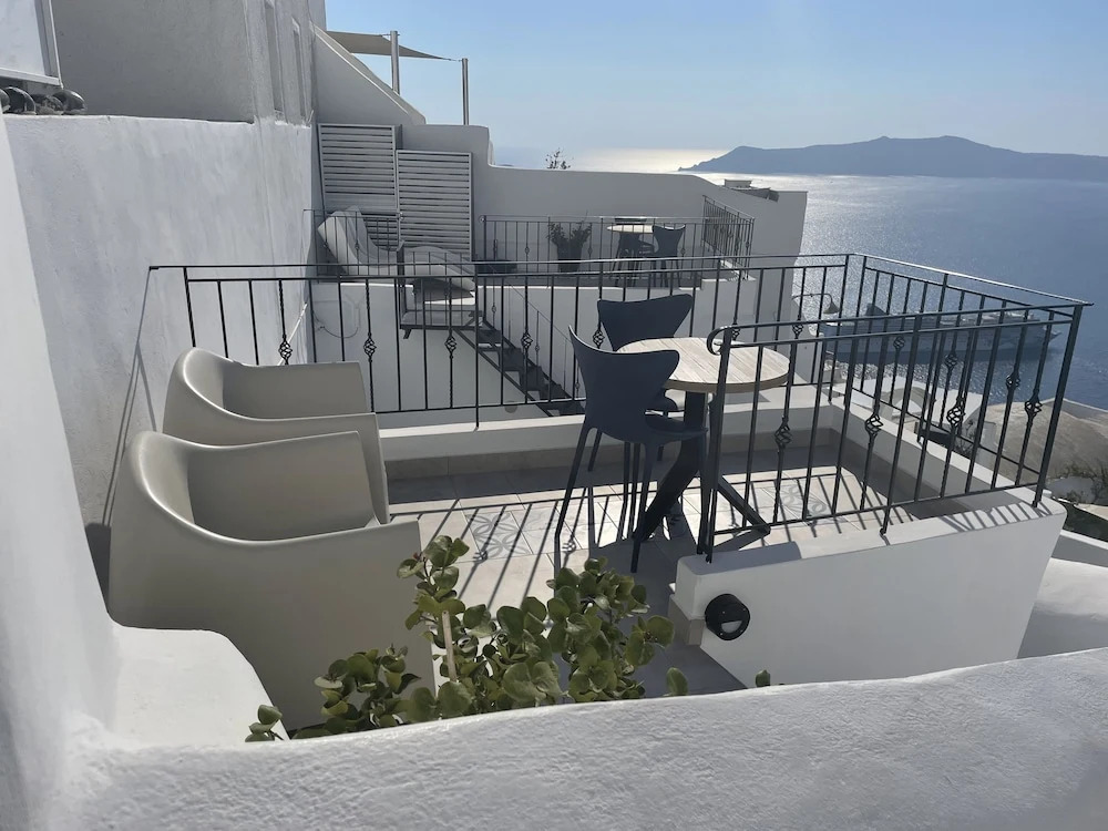 Doukas Caldera Suites