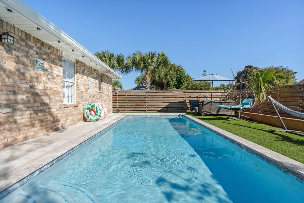 Luxurious Beach House, Private heated pool, Dedicated office, Mins walk to Beach & shops