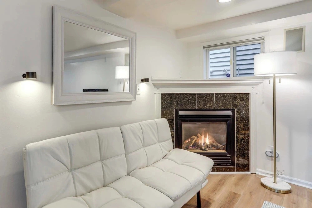 Walkable Green Lake Studio w/ Fireplace