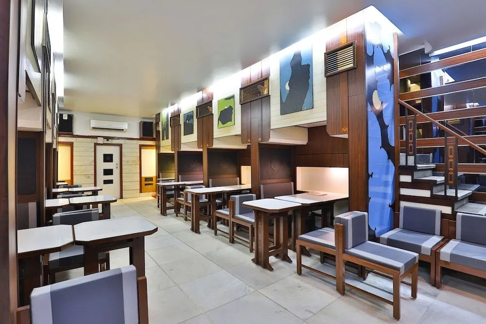 OYO 28667 Hotel Moti Mahal
