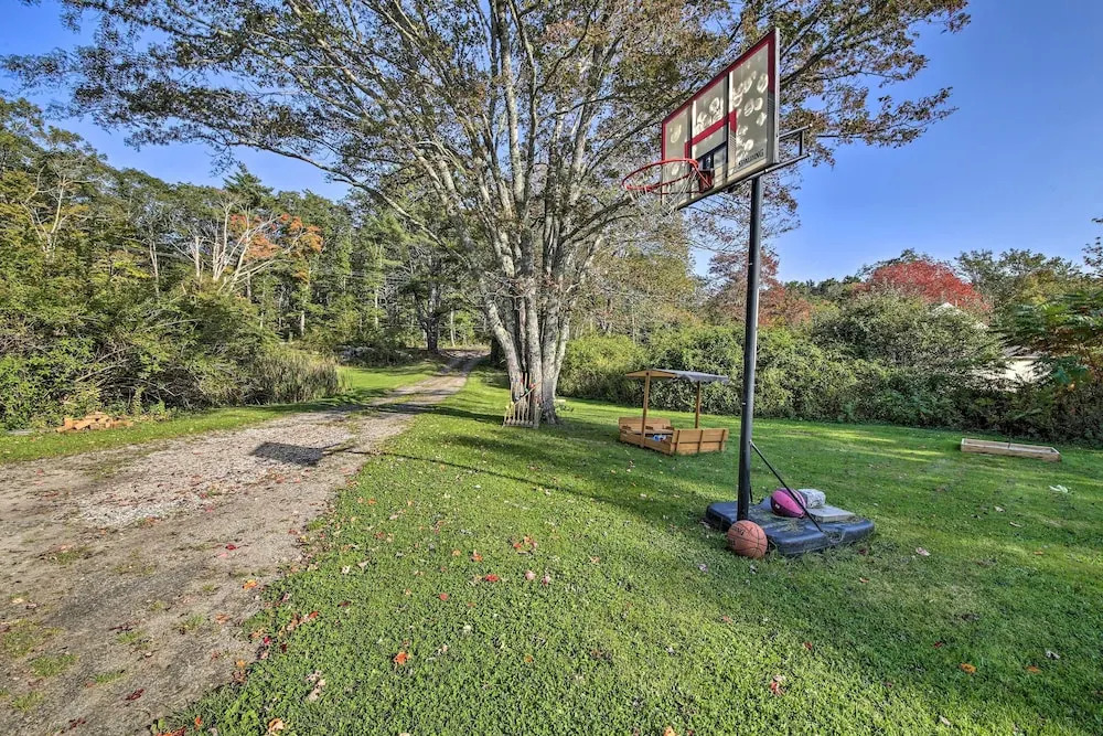 Boothbay Apt w/ Furnished Deck ~ 1 Mi to Bay