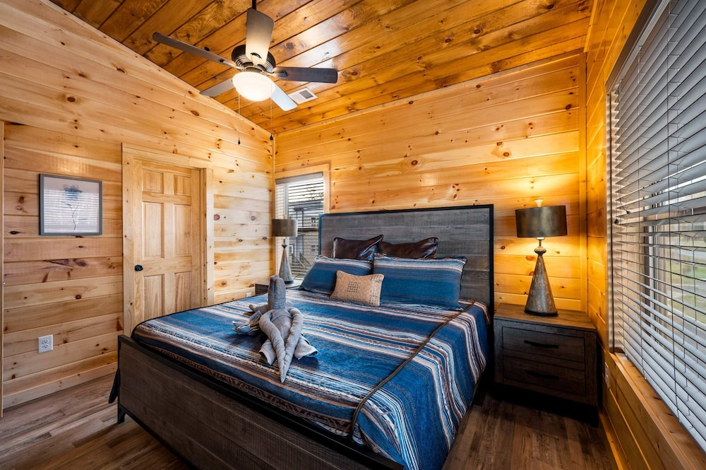 Charming New 5BR 4BA Cabin Near Dollywood