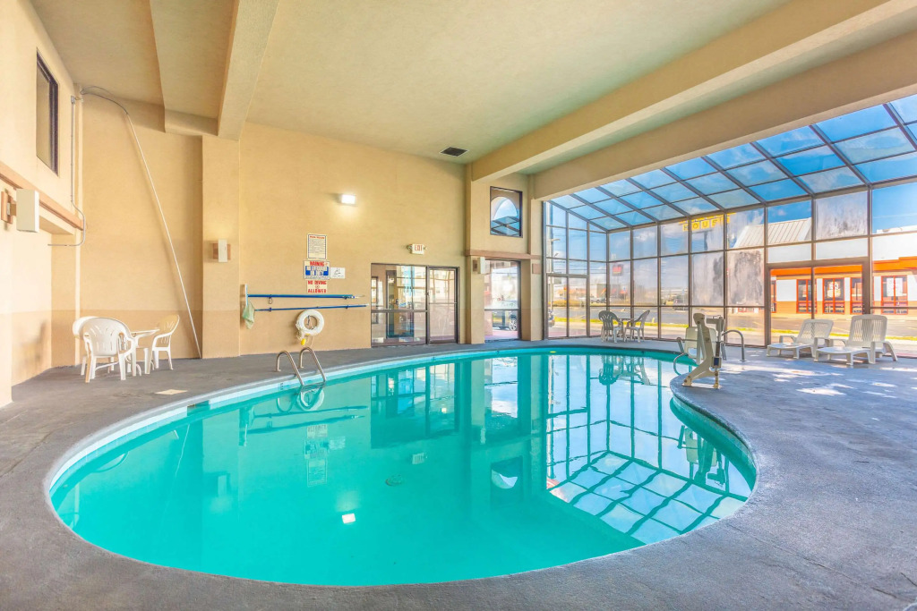 Econo Lodge & Suites Clarksville near Governors Square Mall