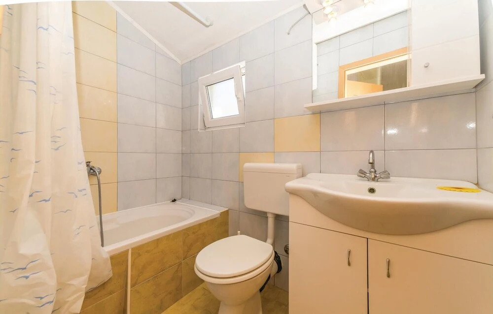 2 Bedroom Stunning Home In Povljana