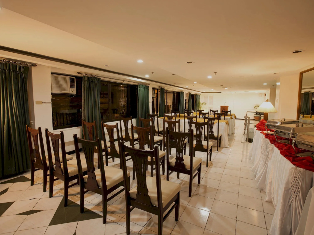 Harbor Town Hotel