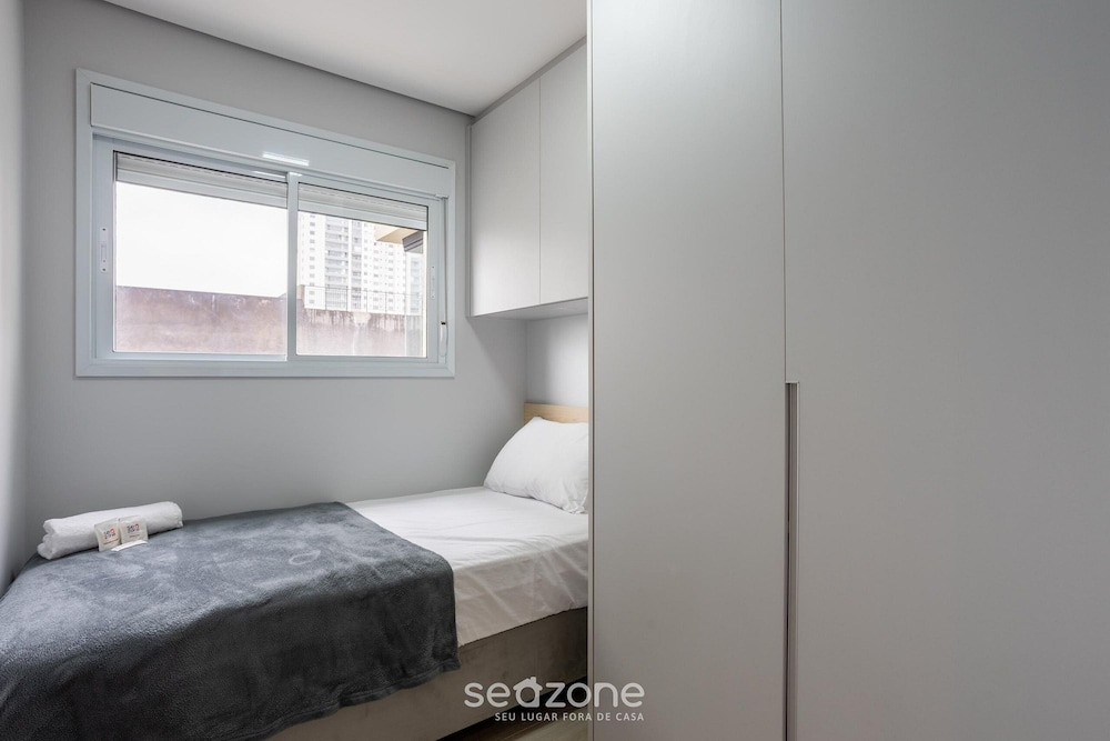 Apt in a Build. w/ a Rooftop Pool, Just 350m From the Metro - Ipis