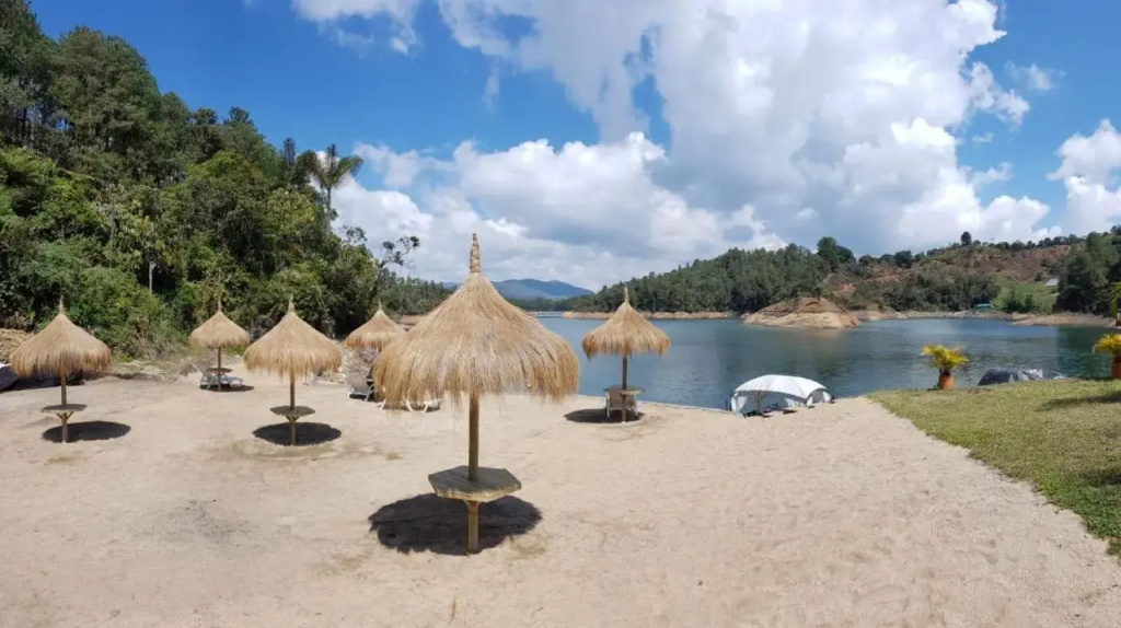 Hotel Pietrasanta Cabañas frente a la Represa Peñol Guatape