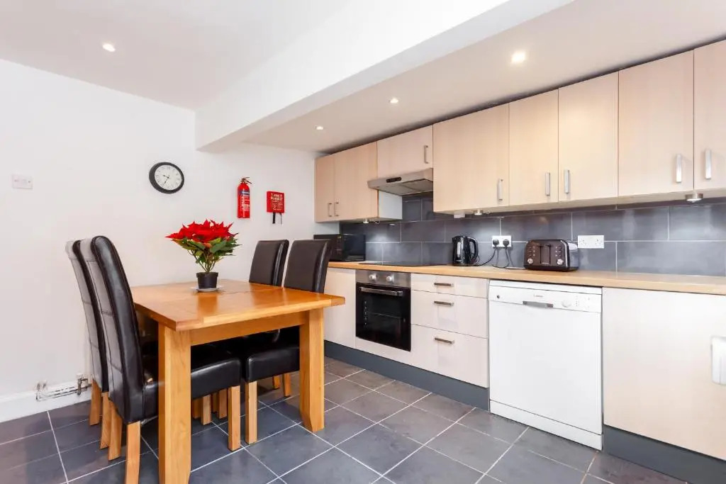 Gorgeous Town Centre Apt with Courtyard Garden