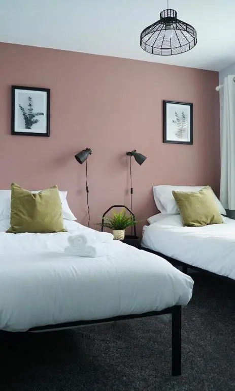 The Pavilion - Stunning, 4 Bedroom House with Free Parking
