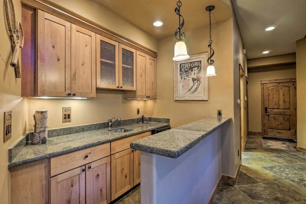 Hilltop Breck Home: Hot Tub, Views & Walk to Town